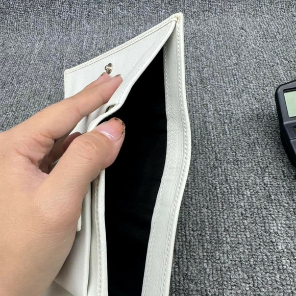 100% Authentic Gucci Wallet - Picture 15 of 16